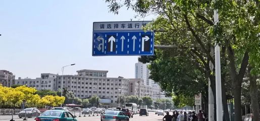 雙可變車道如何通行？電子顯示屏是關(guān)鍵指南